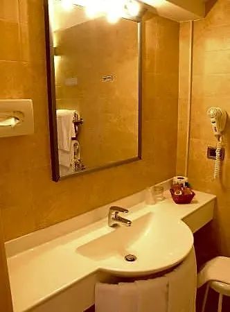 Alexandra Hotel 3*