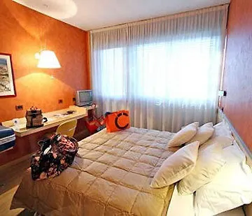 מלון Alexandra 3*